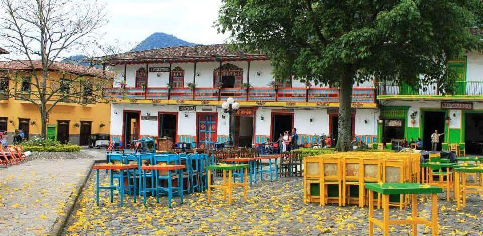 Este encantador pueblo, reconocido como patrimonio cultural, te espera entre las hermosas montañas del suroeste de Antioquia. 